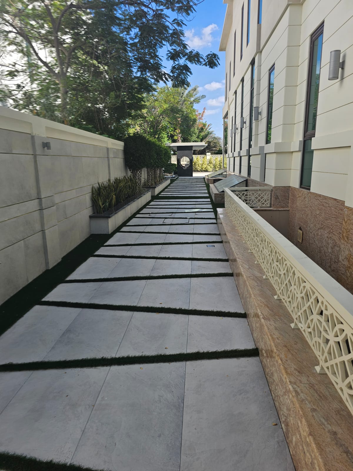 J11, Emirates Hills image 11